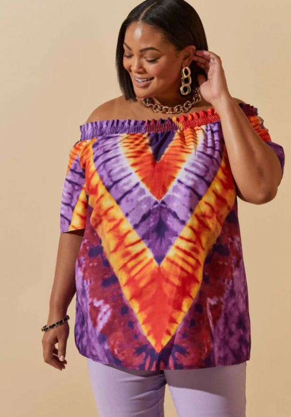 Baju off shoulder dengan motif tie-dye